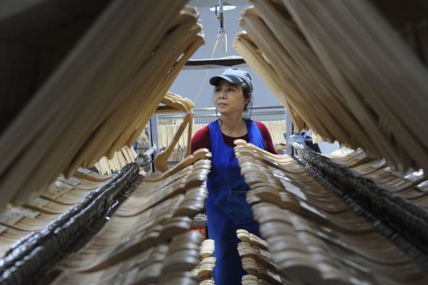 港盛国际 中国经济样本观察·“镇”了不起｜为衣做架，“挂”出来的80亿元“衣架产业”