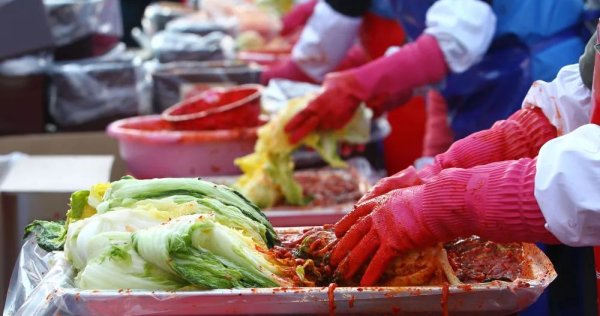 金港赢配资 “泡菜王国”餐桌拉响警报，韩国网友：日子还能不能好好过了