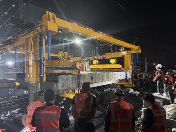 3G配资 全国首台定制化拆梁编组车“上岗”